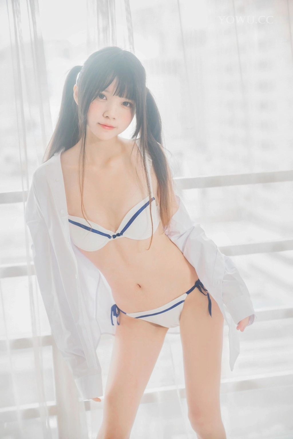 桜桃喵 – 白衬衫双马尾少女私房写真