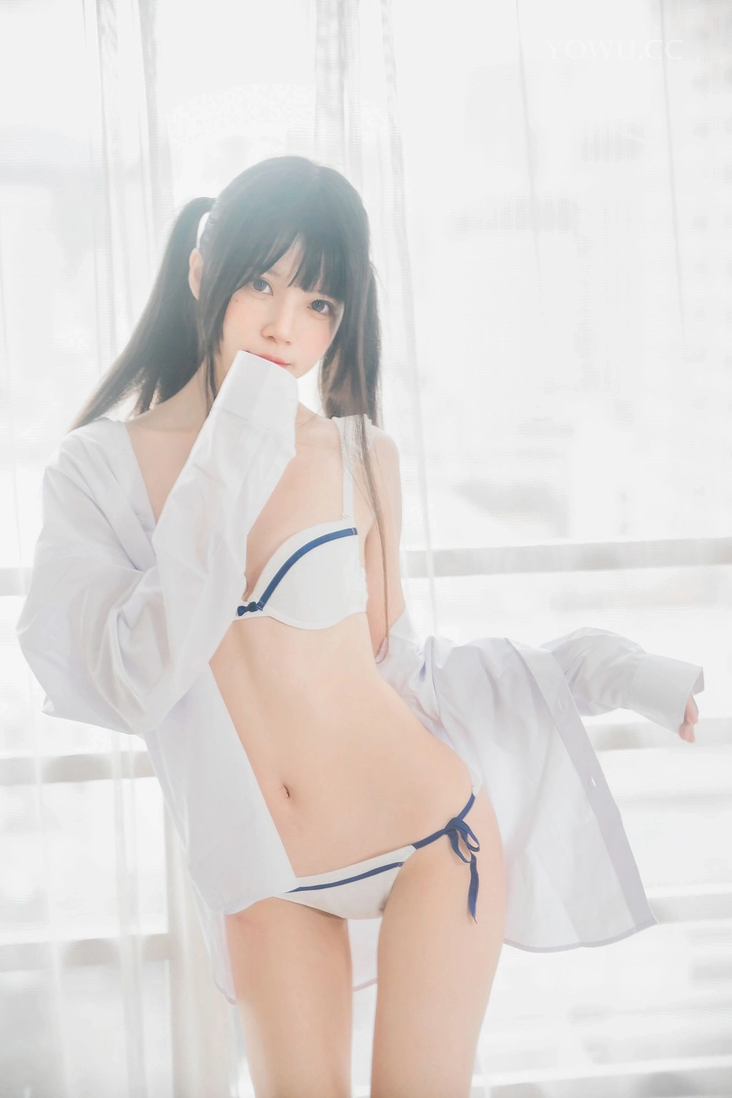 桜桃喵 – 白衬衫双马尾少女私房写真
