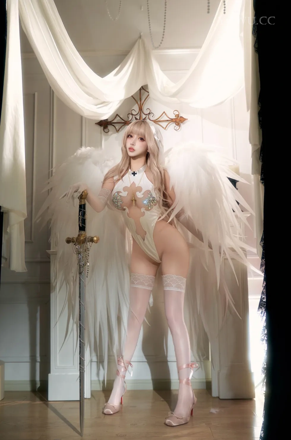 过期米线线喵Cosplay与神同行：神界使者惊艳亮相